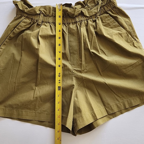 UNIQLO Ruffle High Waisted Short . Size- Large - Picture 3 of 5